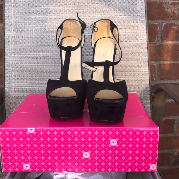 Shoes - Picture 2 of 4